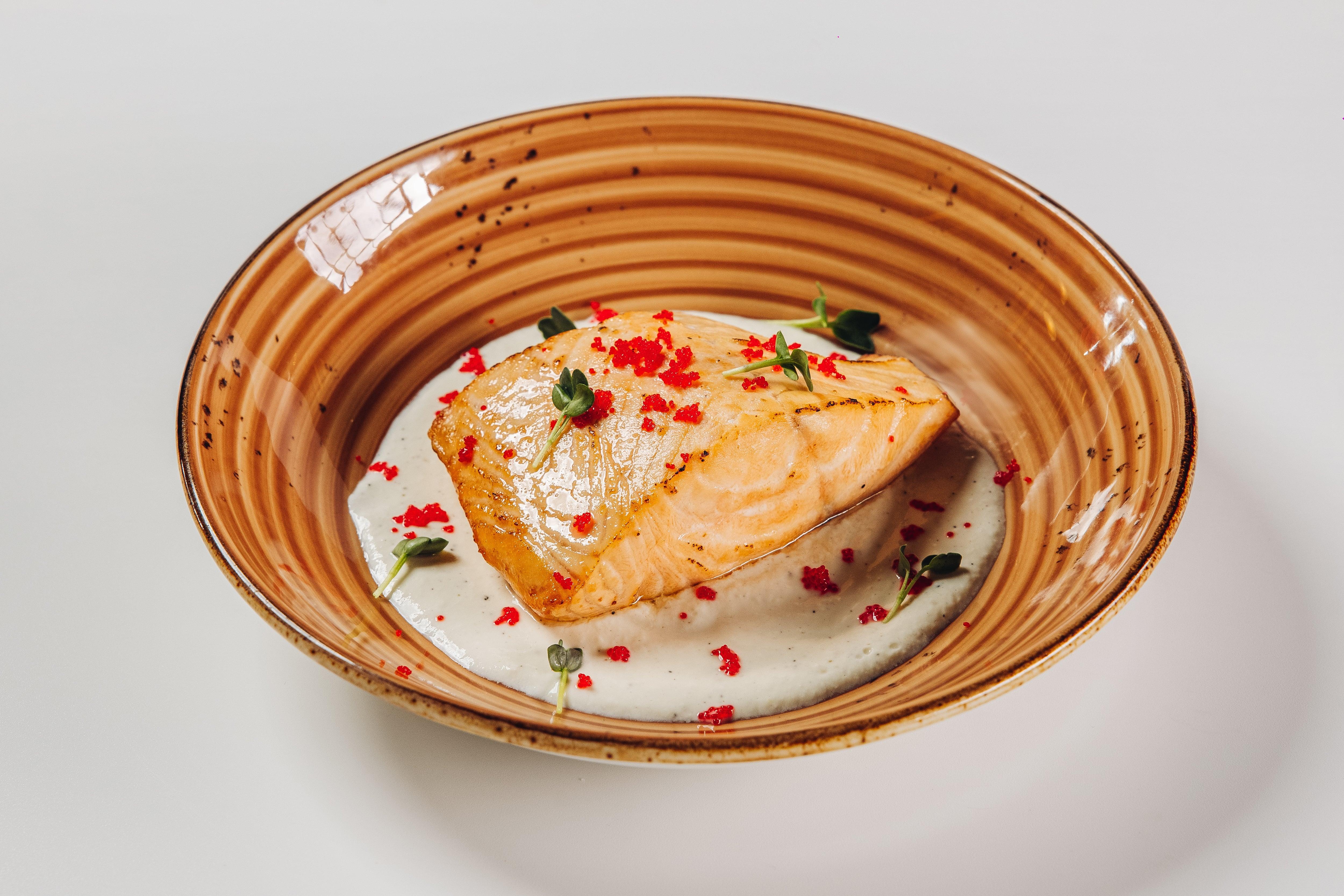 Лосось под сливочно-икорным соусом